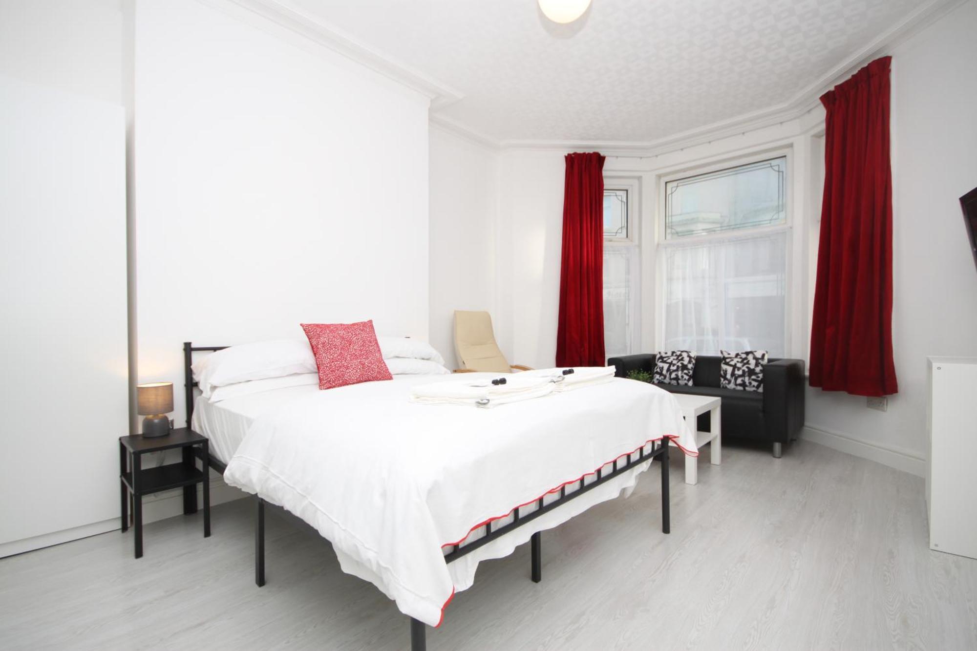 Barton Beachside Apartments: Modern Coastal Retreat Blackpool Room photo